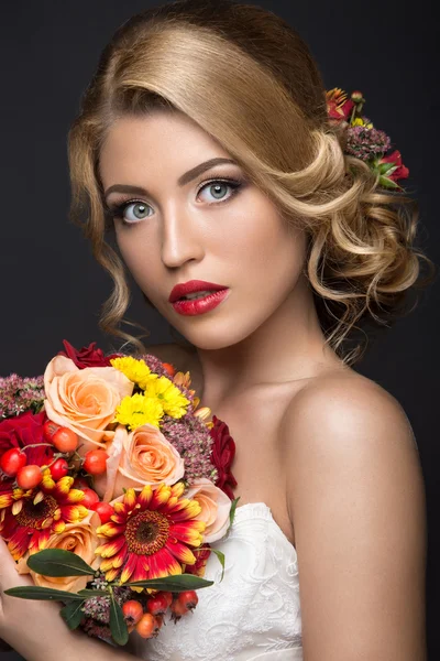 花と花嫁のイメージで美しい金髪の女性。美容顔と髪型 — ストック写真