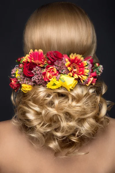 Mooie blonde vrouw in beeld van de bruid met bloemen. Schoonheid gezicht en kapsel achteraanzicht — Stockfoto