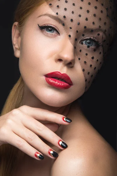 Hermosa chica con un velo, maquillaje de noche, uñas negras y rojas. Manicura de diseño. Cara de belleza . —  Fotos de Stock