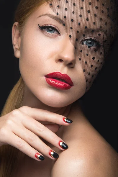 Hermosa chica con un velo, maquillaje de noche, uñas negras y rojas. Manicura de diseño. Cara de belleza . — Foto de Stock