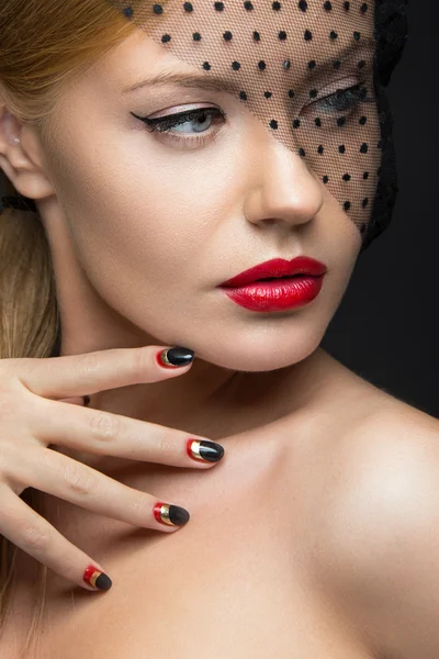 Menina bonita com um véu, maquiagem à noite, unhas pretas e vermelhas. Manicura de design. Cara de beleza . — Fotografia de Stock