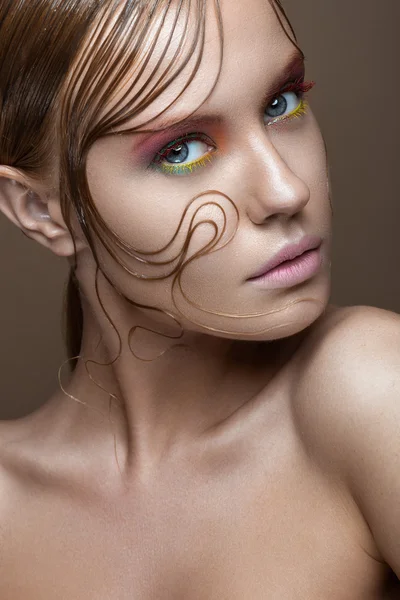 Hermosa chica con maquillaje de color brillante y mechones húmedos de pelo en la cara. Imagen creativa . —  Fotos de Stock