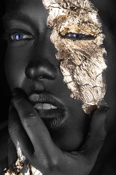 Fashion portrait of a dark-skinned girl with gold make-up. Beauty face. — Stock Photo, Image