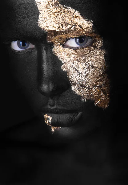 Retrato de moda de uma menina de pele escura com maquiagem dourada. Cara de beleza . — Fotografia de Stock