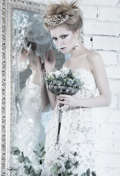 Güzel kız, beyaz elbise görüntü kar kraliçesi başında bir taç ile. — Stok fotoğraf
