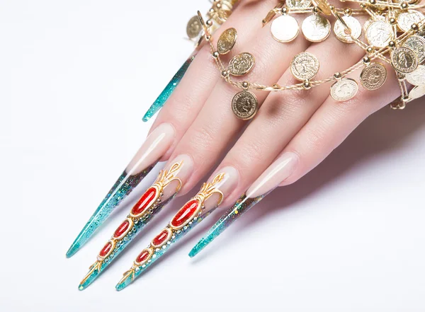Lange mooie manicure op de vingers van turquoise en rood. Nagels ontwerp. Isoleren-object. Close-up — Stockfoto