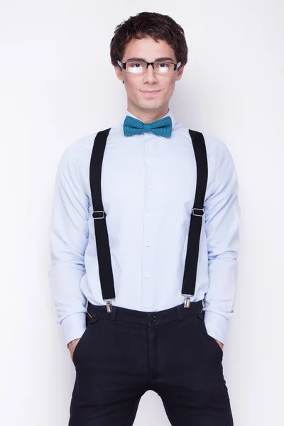 Bel giovanotto allegro con gli occhiali, camicia con le bretelle e una farfalla sul collo. Persone emotive . — Foto Stock