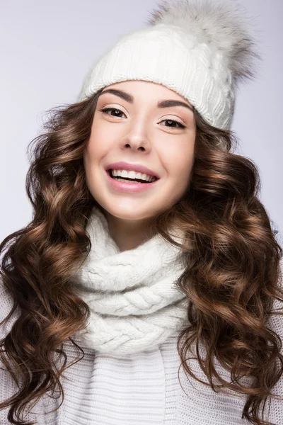 Hermosa chica con maquillaje suave, rizos y sonrisa en sombrero de punto blanco. Imagen de invierno cálido. Rostro de belleza. —  Fotos de Stock