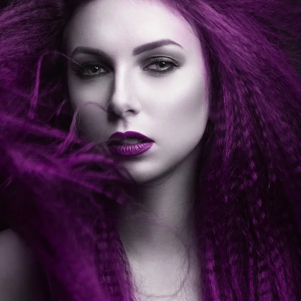Dziewczyna z bladą skórę i fioletowymi włosami w postaci wampira. Kolor insta. — Zdjęcie stockowe