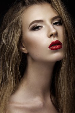 Güzel bir kadınla akşam makyaj ve uzun düz saç. Dumanlı gözler. Moda fotoğraf.