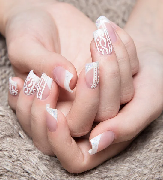 Manicure Branca de Neve em mãos femininas. Design de unhas de inverno . — Fotografia de Stock