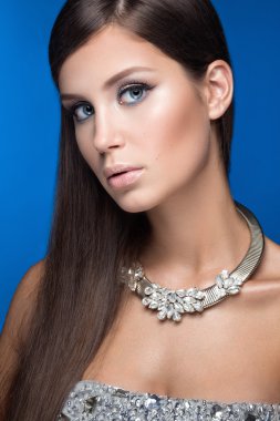 Güzel bir kadınla akşam makyaj ve uzun düz saç. Dumanlı gözler. Moda fotoğraf.