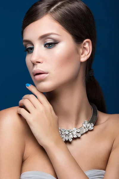 Hermosa mujer con maquillaje de noche y cabello largo y liso. Ojos humeantes. Foto de moda . — Foto de Stock