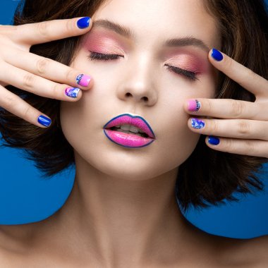 Güzel model parlak makyaj ve Renkli oje kızla. Güzellik yüz. Kısa renkli çivi