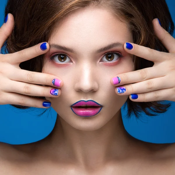 Hermosa chica modelo con maquillaje brillante y esmalte de uñas de colores. Cara de belleza. Clavos cortos de colores — Foto de Stock