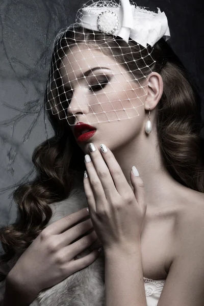 Елегантна леді в шубці з вуаллю та дизайном нігтів. Зимове зображення. Обличчя краси . — стокове фото