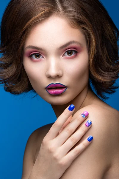 Красивая модель девушка с ярким макияжем и цветной лак для ногтей. Красотка. Короткие красочные ногти — стоковое фото