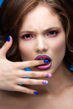 Güzel model parlak makyaj ve Renkli oje kızla. Güzellik yüz. Kısa renkli çivi