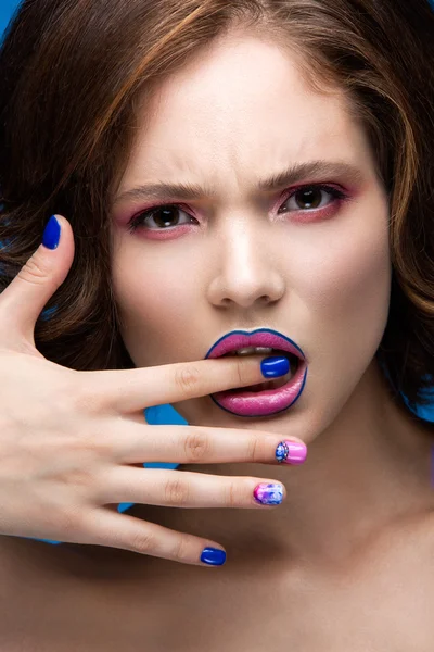 Hermosa chica modelo con maquillaje brillante y esmalte de uñas de colores. Cara de belleza. Clavos cortos de colores — Foto de Stock