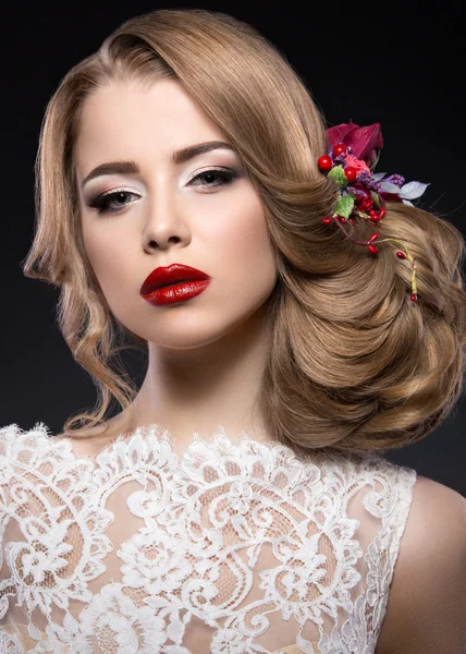 Vacker blond flicka i bilden av bruden med lila blommor på huvudet. Skönhet ansikte. — Stockfoto