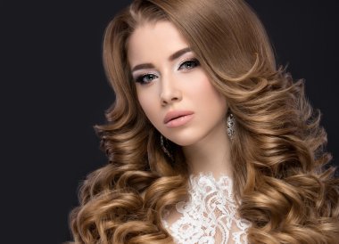 düğün elbise gelin görüntü ile güzel kadın.