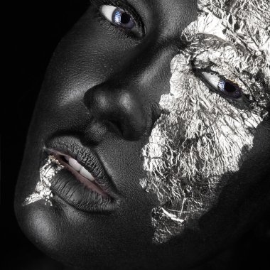 gümüş folyo makyajlı bir esmer kız moda portre. Güzellik.