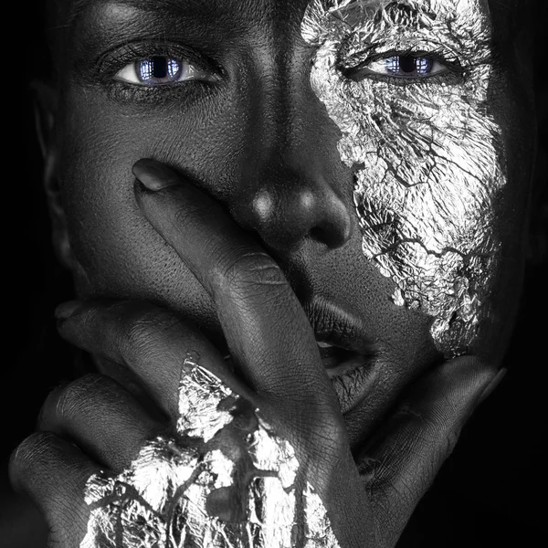 Mode portret van een donkerhuidige meisje met zilver folie make-up. Schoonheid gezicht. — Stockfoto