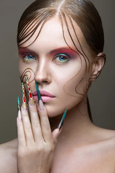 Hermosa chica con maquillaje de moda brillante, peinado creativo, uñas largas. Manicura de diseño. Cara de belleza . — Foto de Stock