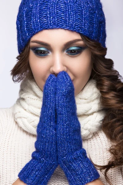 Hermosa chica con maquillaje suave, rizos y sonrisa en sombrero de punto azul. Imagen cálida de invierno. Cara de belleza . — Foto de Stock