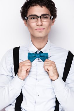 Yakışıklı neşeli genç gözlük askısı ile gömlek ve boynunda bir kelebek adam. Duygusal insanlar.