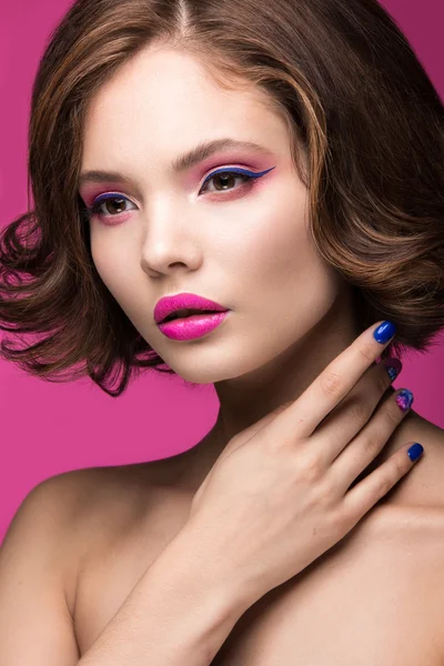 Krásný model dívka s světlý make-up a barevné nehty. Krása tváře. Krátké barevné nehty — Stock fotografie