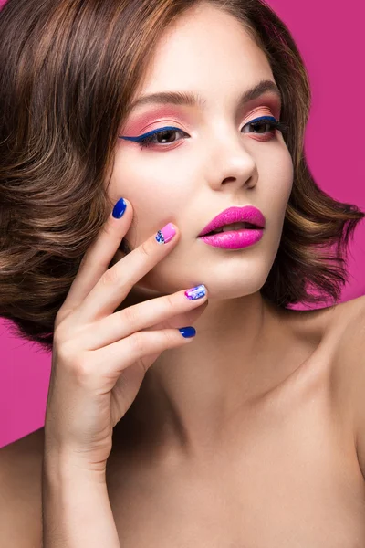 Το όμορφο μοντέλο κορίτσι με φωτεινά ροζ μακιγιάζ και χρωματιστό βερνίκι νυχιών. Πρόσωπο ομορφιάς. Σύντομη καρφιά πολύχρωμο — Φωτογραφία Αρχείου