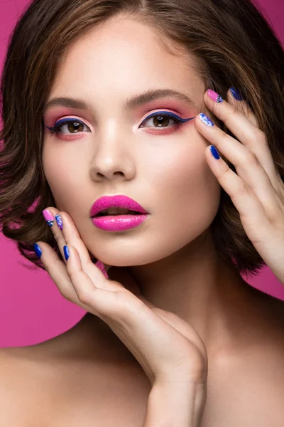 Menina modelo bonita com maquiagem rosa brilhante e verniz de unhas coloridas. Cara de beleza. Unhas coloridas curtas — Fotografia de Stock