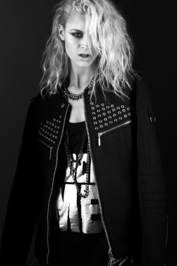 Siyah deri elbise, rock, koyu makyaj, ıslak saç ve bilezik kollarındaki tarzı kız modelinde cesur.