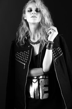 Siyah deri elbise, rock, koyu makyaj, ıslak saç ve bilezik kollarındaki tarzı kız modelinde cesur.