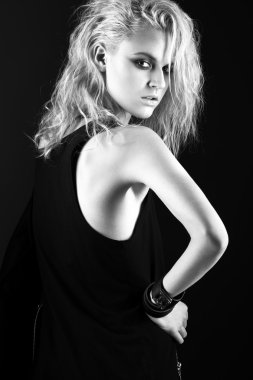 Siyah deri elbise, rock, koyu makyaj, ıslak saç ve bilezik kollarındaki tarzı kız modelinde cesur.