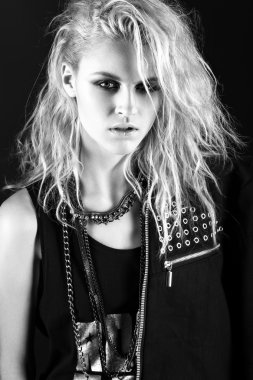 Siyah deri elbise, rock, koyu makyaj, ıslak saç ve bilezik kollarındaki tarzı kız modelinde cesur.