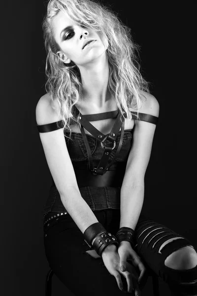 Siyah deri elbise, rock, koyu makyaj, ıslak saç ve bilezik kollarındaki tarzı kız modelinde cesur. — Stok fotoğraf