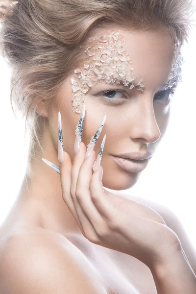 Mooie mannequin met lange nagels, creatieve make-up en manicure ontwerp. Schoonheid gezicht kunst. — Stockfoto