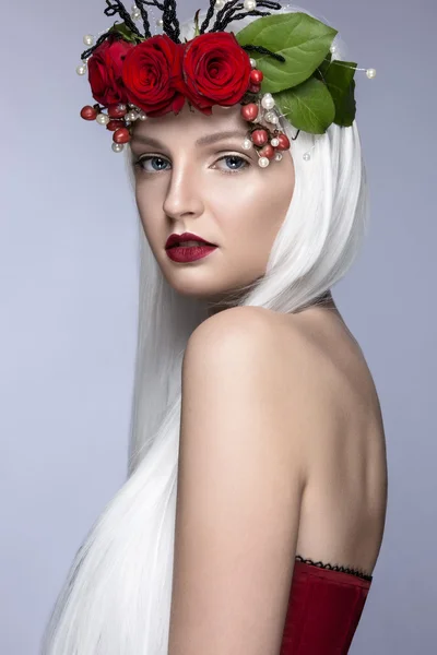 Menina bonita em peruca branca, rosas vermelhas, maquiagem delicada e lábios de vinho. Cara de beleza . — Fotografia de Stock