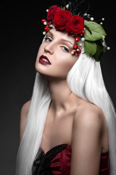 Beautiful girl in white wig, red roses, delicate makeup and wine lips.  Beauty face. — Φωτογραφία Αρχείου