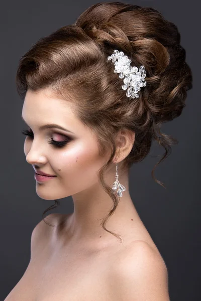 Menina morena bonita com pele perfeita, maquiagem à noite, penteado de casamento e acessórios. Cara de beleza . — Fotografia de Stock