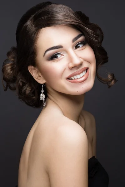 Bella ragazza bruna con pelle perfetta, trucco serale, acconciatura da sposa e accessori. Bellezza viso . — Foto Stock