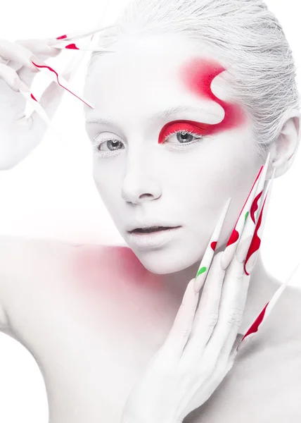 Art fashion meisje met lange kleur nagels, witte huid en rode verf op het gezicht. Creatieve kunst schoonheid. — Stockfoto