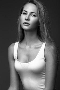 seksi manken uzun saçlı, genç Avrupa çekici, güzel gözler, mükemmel cilt Studio farklı pozlar gösterilen glamour vogue test fotoğraf çekimleri için poz
