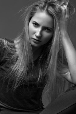 seksi manken uzun saçlı, genç Avrupa çekici, güzel gözler, mükemmel cilt Studio farklı pozlar gösterilen glamour vogue test fotoğraf çekimleri için poz