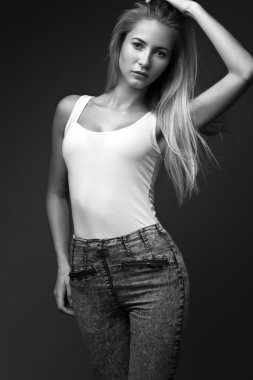 seksi manken uzun saçlı, genç Avrupa çekici, güzel gözler, mükemmel cilt Studio farklı pozlar gösterilen glamour vogue test fotoğraf çekimleri için poz