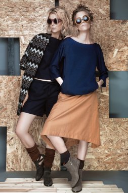 Güzel moda kızlar farklı pozlar gösterilen bir şık elbiseli. Güzellik, Stil, moda.