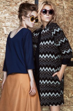 Güzel moda kızlar farklı pozlar gösterilen bir şık elbiseli. Güzellik, Stil, moda.