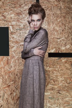 Şık elbiseli güzel moda kız farklı pozlar gösterilen. Güzellik, Stil, moda.